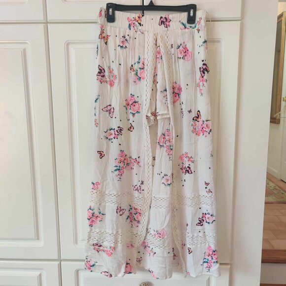 No Boundaries Pants - Floral shorts with slit skirt in front, Junior's Size 11-13, Large
